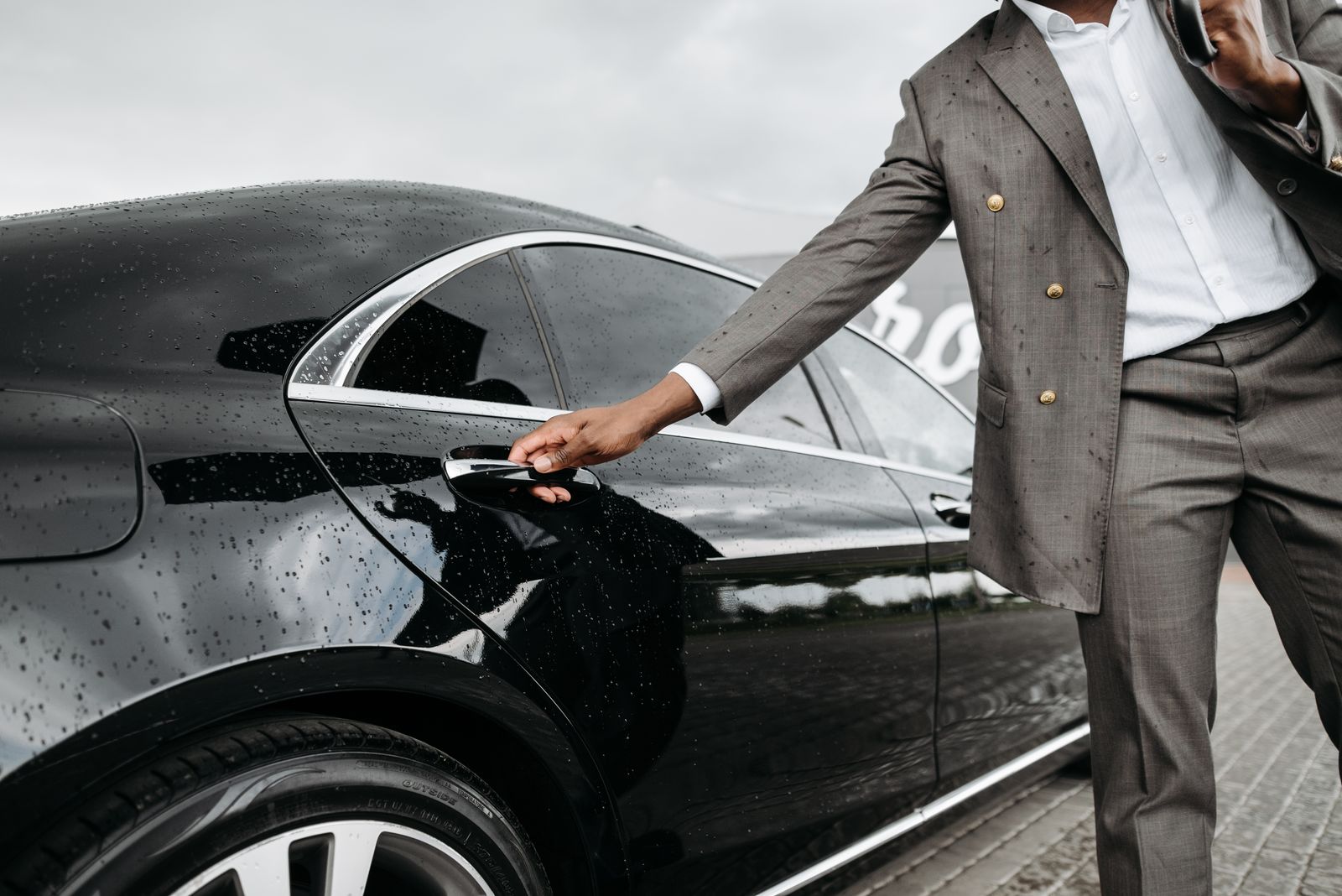 Chauffeur ouvrant la portière