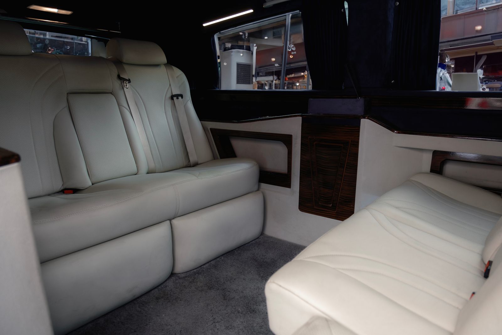 L'intérieur du van en configuration salon